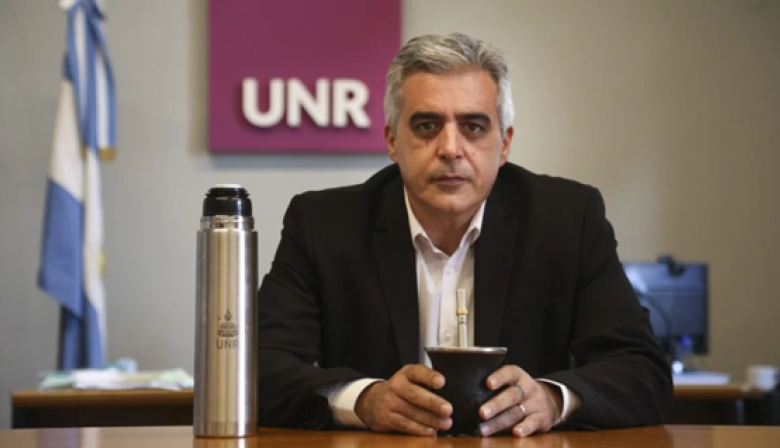 El rector de la UNR ordenó suspender al docente denunciado por el periodista Juan Pedro Aleart por abuso sexual