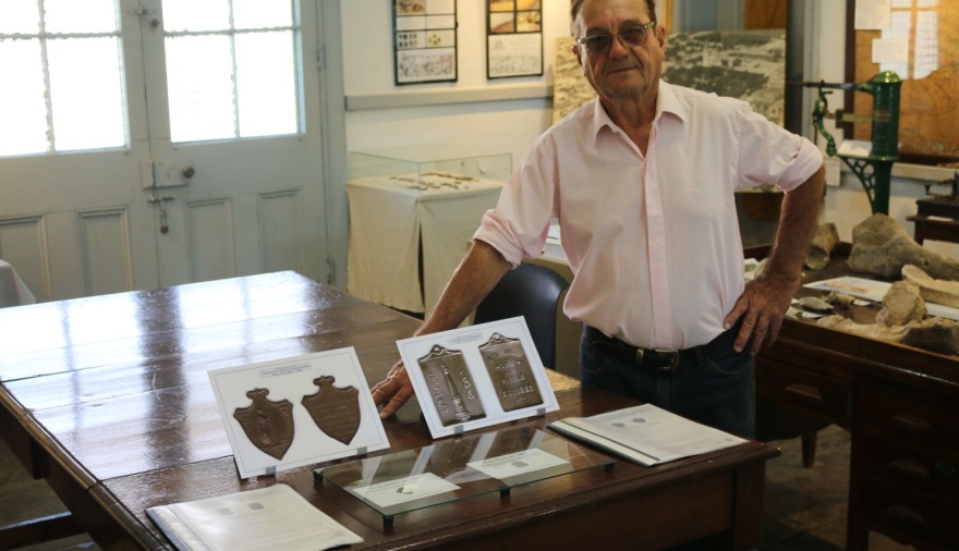 Gerardo Elisei donó dos medallas centenarias al Museo de la Ciudad
