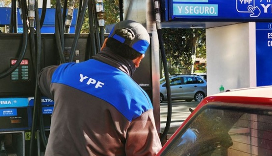 A cuánto pasará el litro de súper en YPF con el próximo aumento de abril