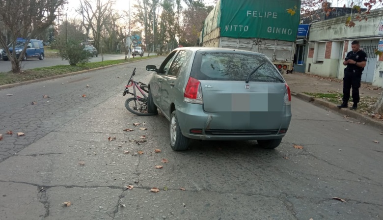Un ciclista fue embestido por un auto