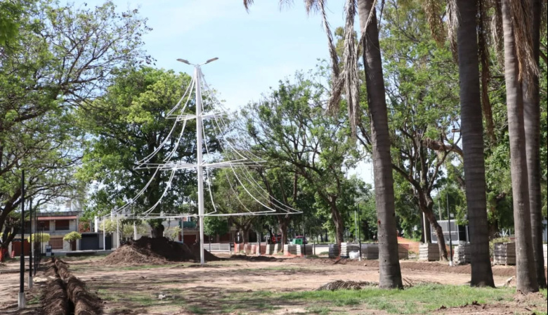 La Municipalidad reubicó el Árbol Navideño en el Boulevard