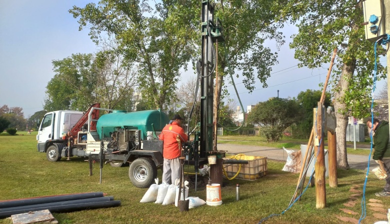Comenzó la perforación del primer pozo para estudio hidrogeológico en el Paseo Pedro Spina