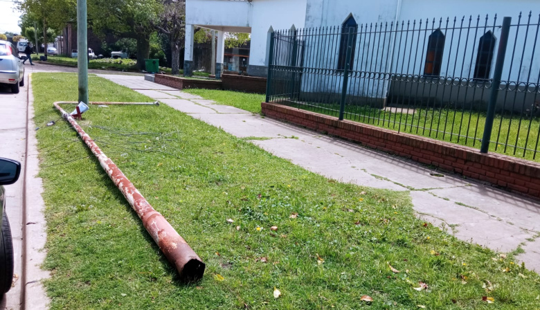 El temporal dejó varias columnas de alumbrado caídas