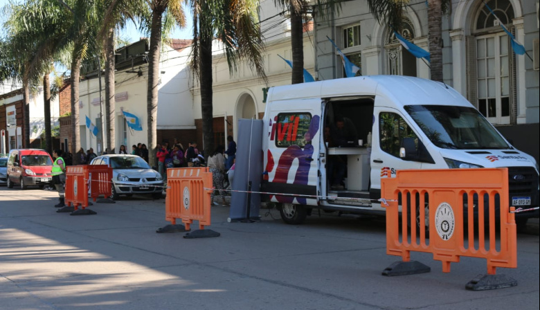 Más de 70 personas pasaron por el Registro Civil Móvil