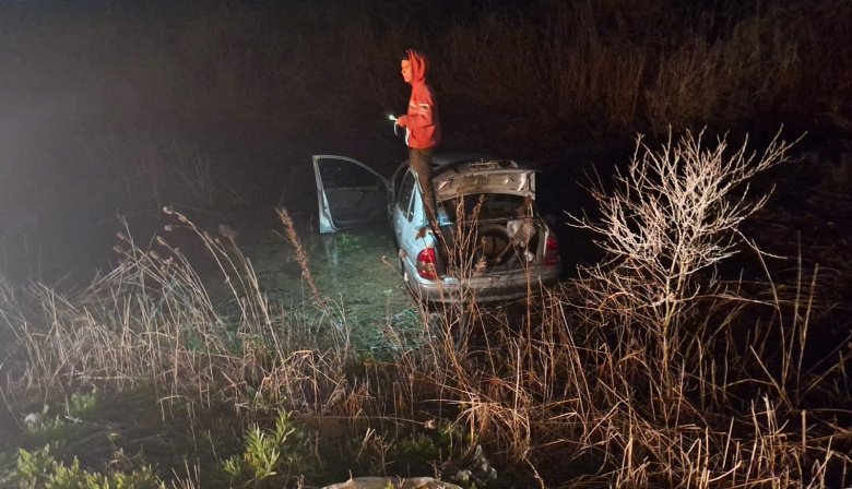 Un automóvil se despistó y cayó a una zanja en el acceso a la ciudad