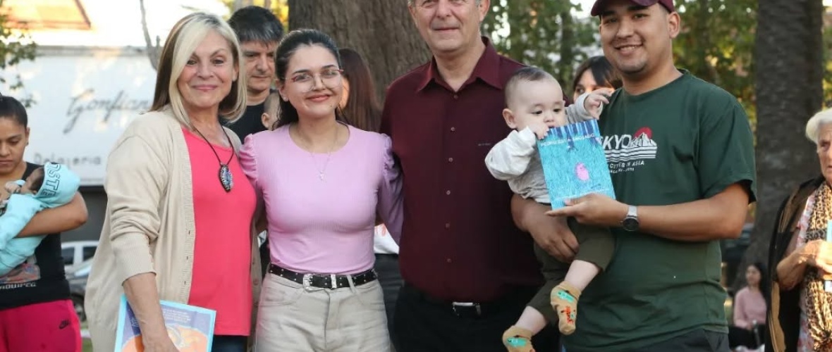 Más niños nacidos en Arroyo Seco recibieron un libro de cuentos