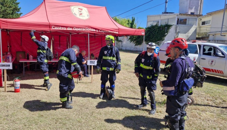 Intensa labor de los brigadistas santafesinos en la tragedia del hotel de Villa Gesell