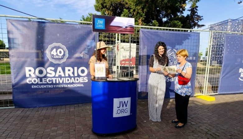 Los testigos de Jehová ofrecen publicaciones gratuitas en diversos idiomas durante la Feria de las Colectividades