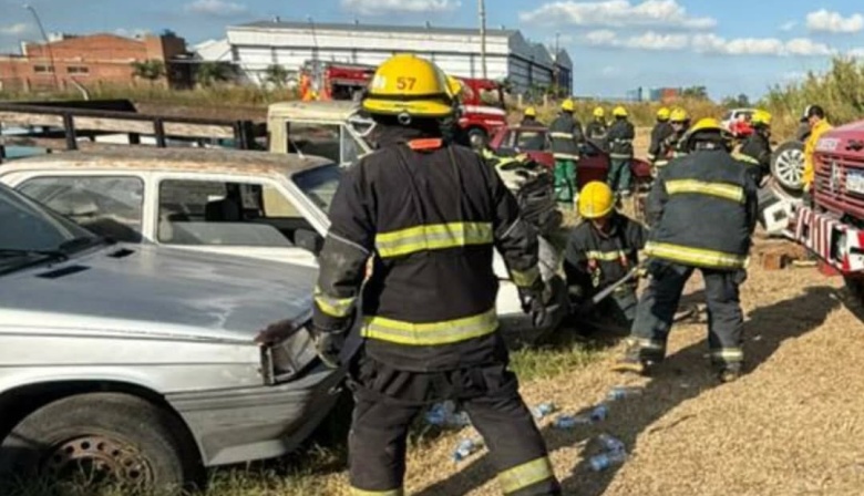 Bomberos se capacitan en rescate vehicular