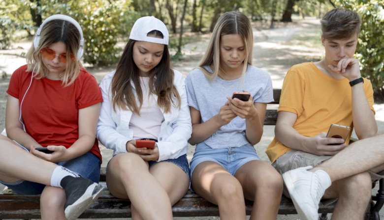 Los adolescentes sufren alucinaciones, desapego de la realidad y agresividad a causa del uso del celular