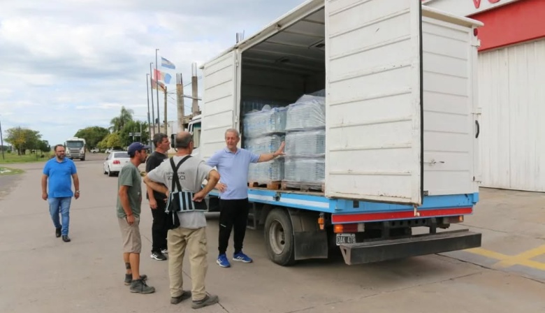 Solidaridad; Arroyo Seco sumó un cargamento de agua para Bahía Blanca