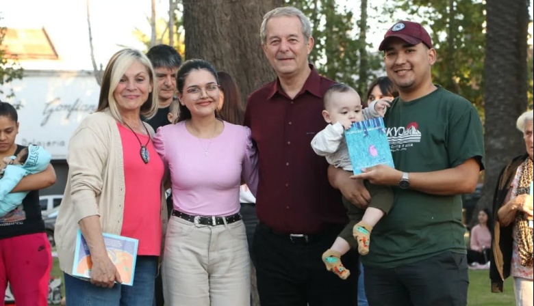 Más niños nacidos en Arroyo Seco recibieron un libro de cuentos