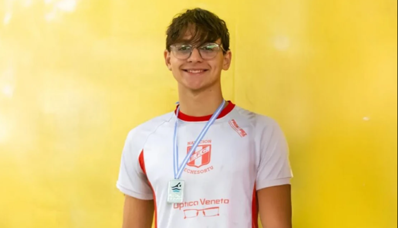 Una hora de nado solidario en el Polideportivo de Pueblo Esther a beneficio de Matías Bottoni