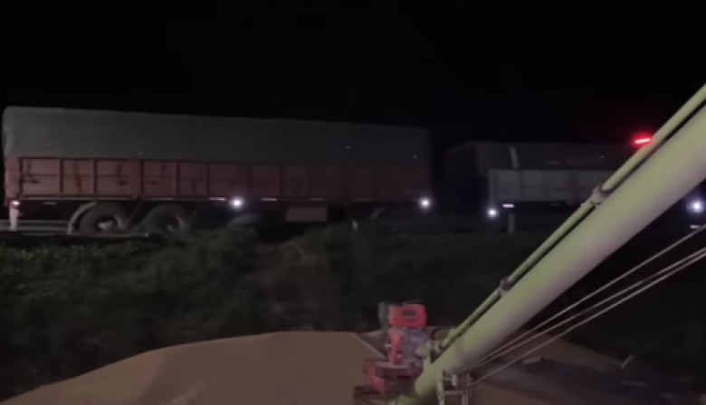 Un camión perdió un acoplado con 30 toneladas de soja en un rulo de la ruta 33
