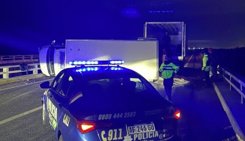Por el vuelco de un camión en la autopista desviaron el tránsito por ruta 21