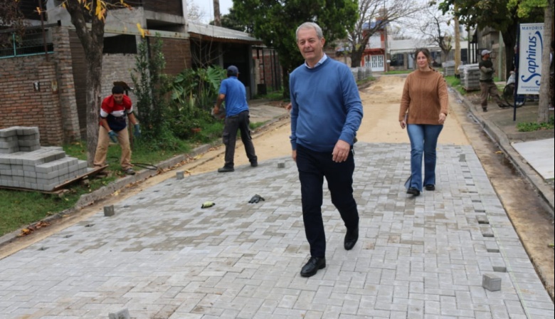 Avanza el adoquinado en la calle Homero Manzi del Barrio Cooperativa
