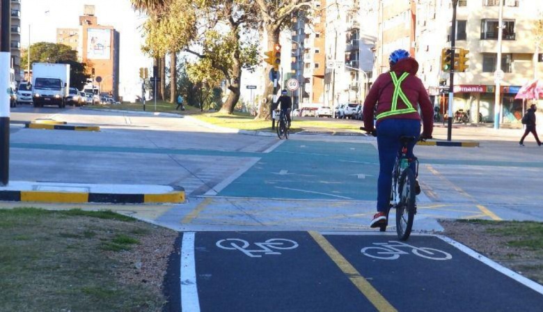 En el Día Mundial de la Bicicleta la Provincia lanza la campaña “Hacete ver”