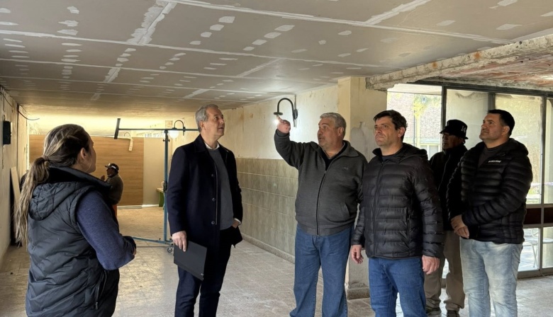 Tonelli recorrió las obras de recuperación en la Escuela de Comercio