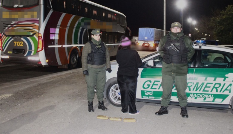 Detuvieron en la autopista a una mujer que viajaba con cocaína adosada a su cuerpo