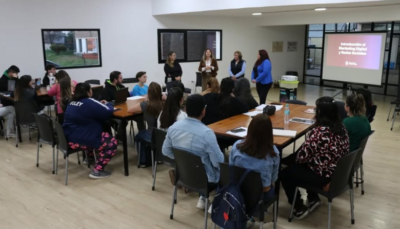 Más personas se capacitan en Introducción al Marketing y Redes Sociales
