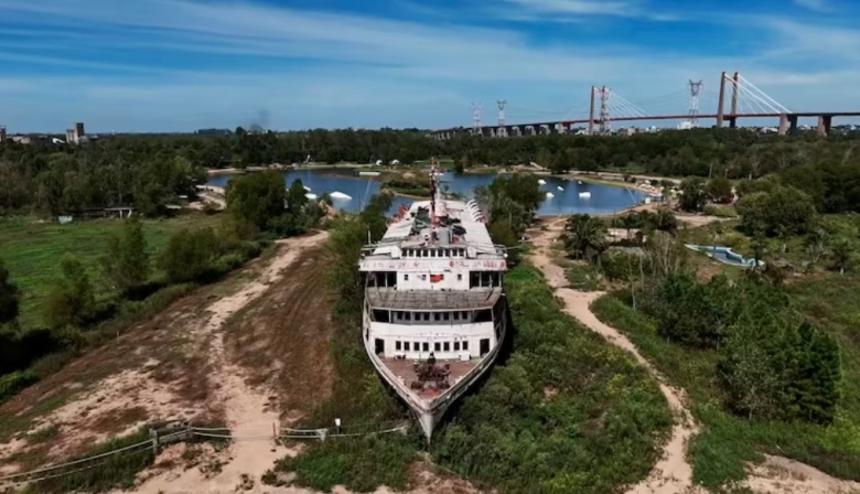 ¿Sabías que en un camping de Zárate hay un crucero encallado que se alquila para eventos?