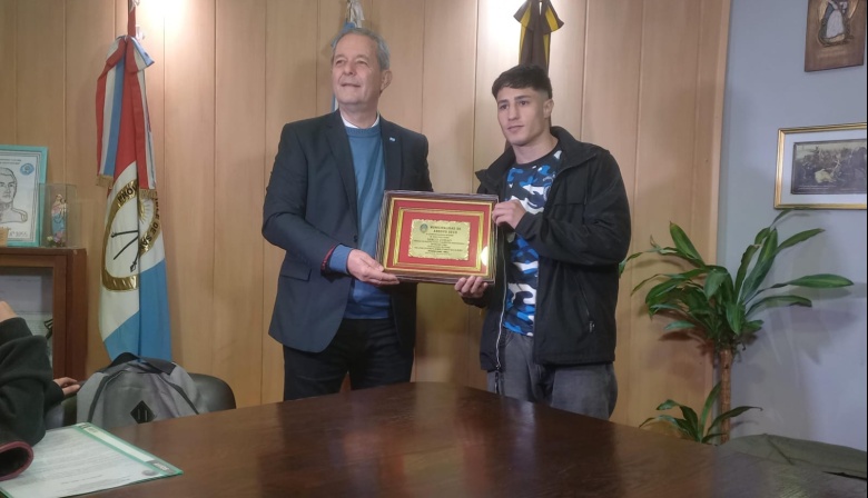Mirco Cuello volvió con el cinturón mundial y fue declarado Ciudadano Ilustre