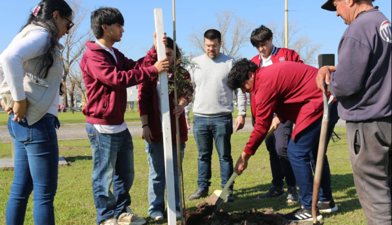 Estudiantes de Arroyo Seco plantaron árboles en plazas de la ciudad