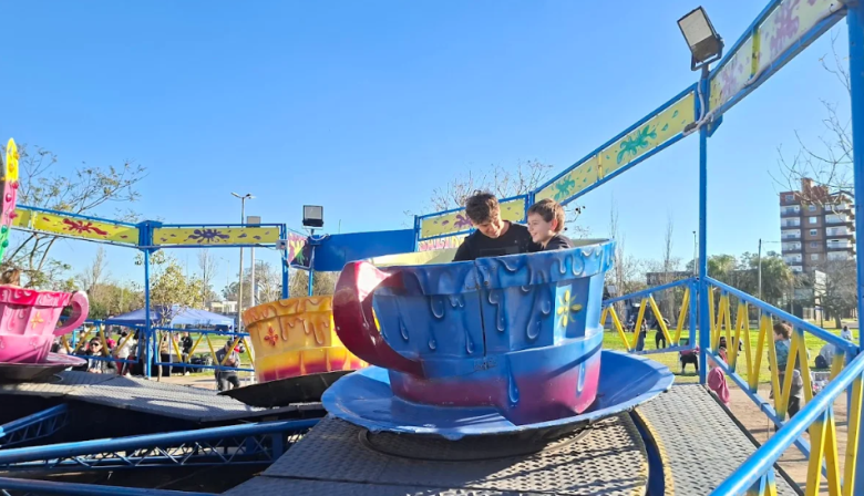 Un imponente parque de diversiones se instaló en Arroyo Seco