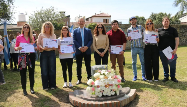 Emotivo homenaje por el Día del Profesor en la Plaza Adriana Triachini