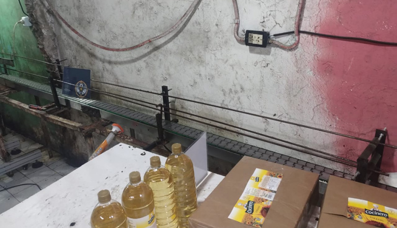 Allanaron dos viviendas donde envasaban falso aceite de girasol Cocinero