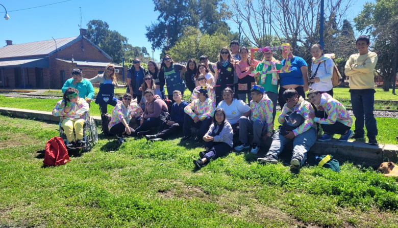 Estudiantes de la Escuela Especial N° 2055 celebraron la primavera en el Paseo Pedro Spina