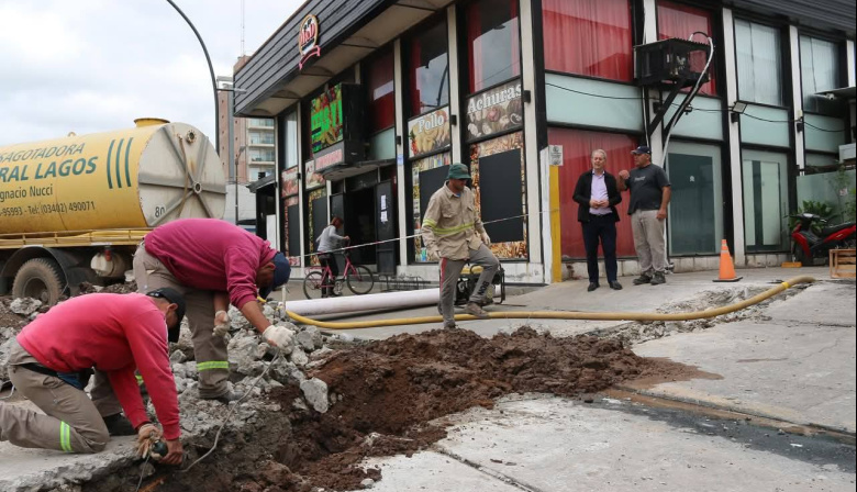 Intervención en zona céntrica para resolver el desborde de cloacas