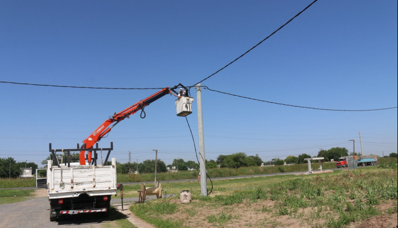 La Municipalidad realiza el cableado de energía eléctrica en Mi Lote