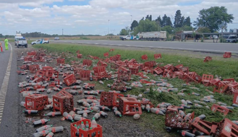 Un camión de gaseosas volcó una parte de su carga sobre la autopista