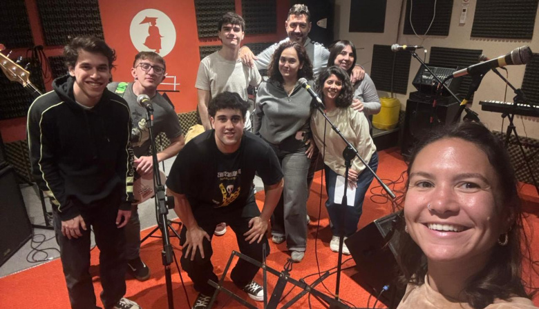 Love/Amor: Un viaje sonoro por los clásicos del rock y el pop