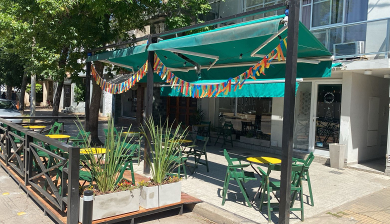 El bar La Corte inauguró la primera Isla Callejera de Arroyo Seco