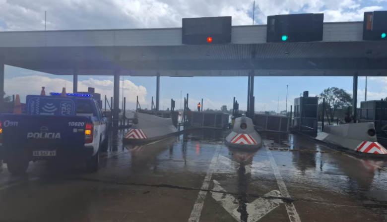 Un muerto y tres heridos al caer una cabina de peaje durante el temporal en Córdoba
