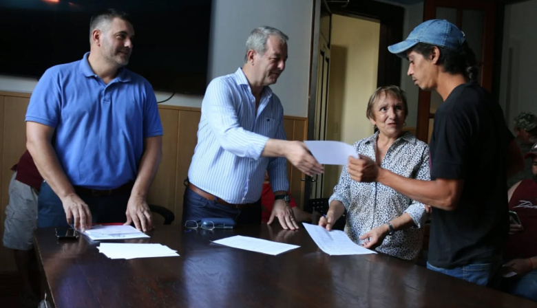 43 pescadores locales recibieron sus licencias para trabajar