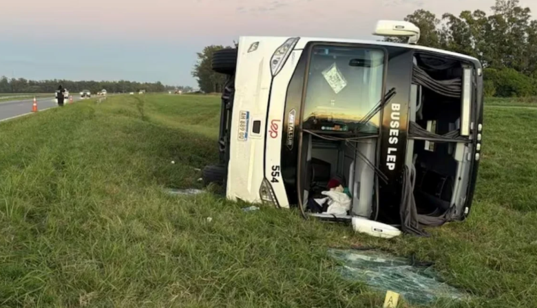 Un colectivo volcó sobre la autopista dejando más de 40 heridos