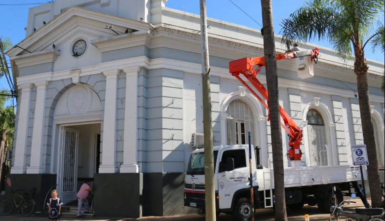 Modificaron la iluminación en el frente del palacio municipal