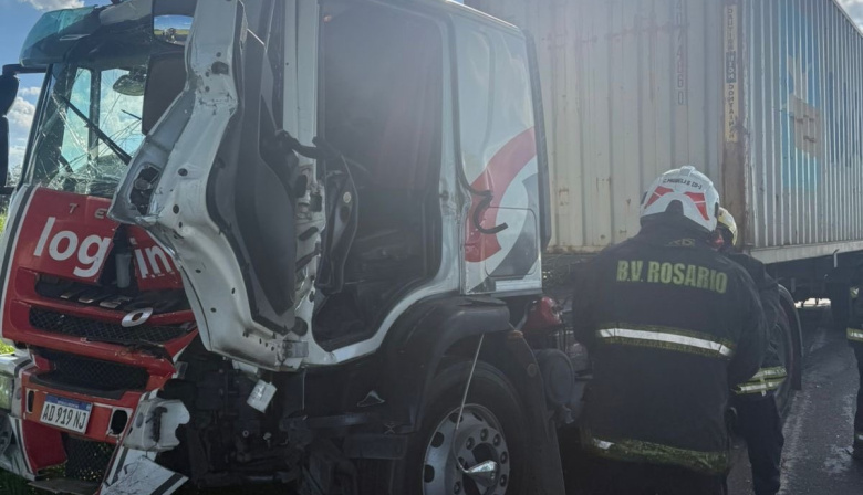 Choque en la autopista:  El camionero fue trasladado al Heca en helicóptero