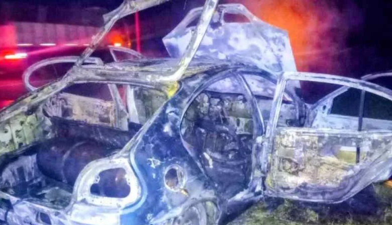 Un Renault Megane se incendió en la Ruta AO12