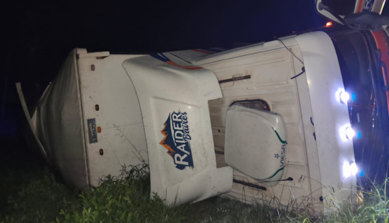 Otro camión volcó sobre la autopista