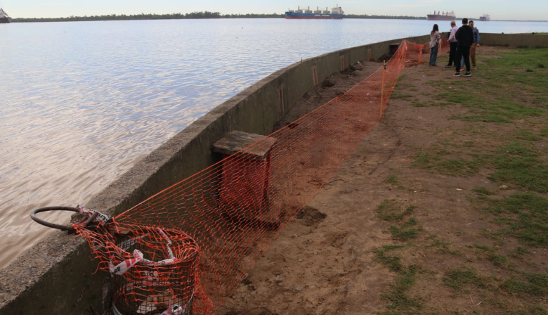 El murallón del puerto está cediendo y piden respetar la señalización preventiva