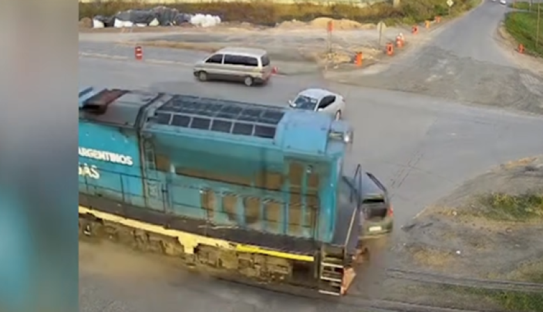 Un tren embistió a una camioneta en el límite entre Gálvez y Alvear