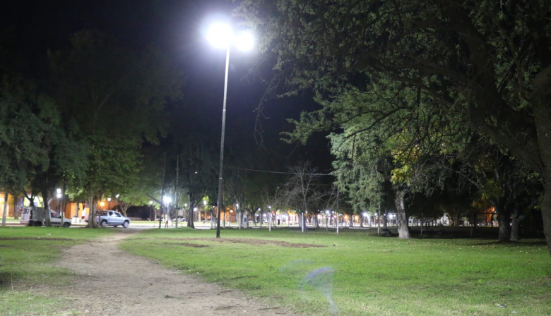 La municipalidad iluminó y recuperó un espacio verde olvidado