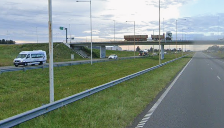 San Nicolás: Se detuvo en la autopista y lo asaltaron