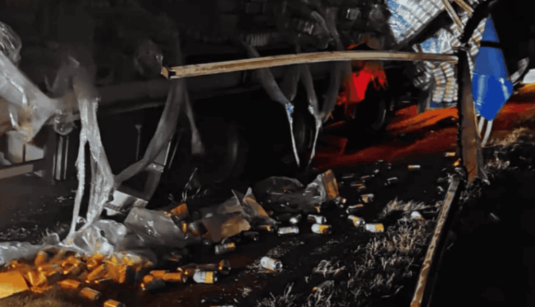 Un camión perdió parte de su carga de cerveza tras chocar en la autopista