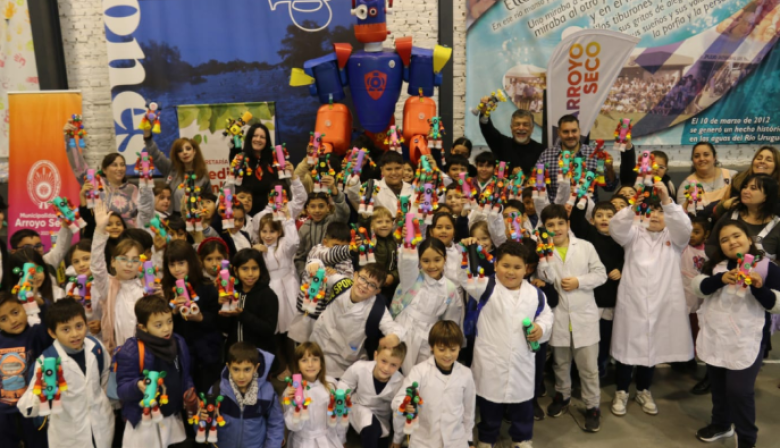 Más de 400 niños aprendieron a armar juguetes con plásticos reciclados