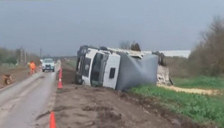 Un camión volcó en el acceso a Cargill